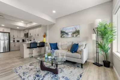 Image de Brand New Luxury Walk-out Suite - Calgary\n