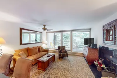 Image de Adventure condo with resort amenities, sweeping views, & wood-burning fireplace