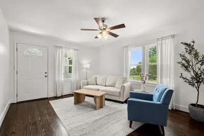 Image de Beautiful 3br/2Bath home with porch swing! WiFi and office space