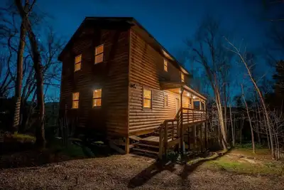 Image de Pet-Friendly Peaceful Cabin Near River w\/ Fire Pit + Hot Tub Sleeps 14\n