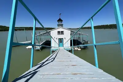 Image de Lake Front Cabin with Private Dock!
