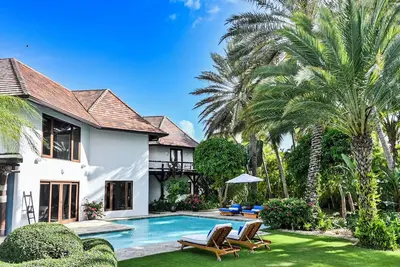 Image de Lake view villa with staff, jacuzzi and pool