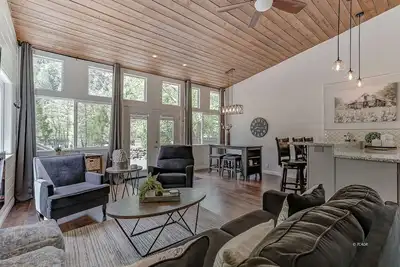 Image de Trinity River Modern Farmhouse: Private Boat Launch, Fire Pit, outdoor games