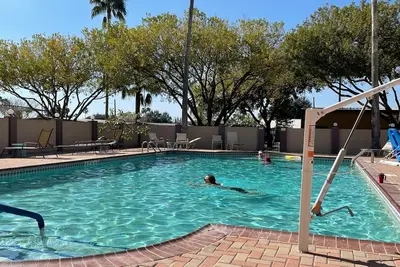 Image de 55&Up? What A Deal in a Popular Rgv Park! Gated, Great Pool & Sunshine!