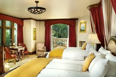 Image de Lavish Room + Access to Rooftop Hot Tubs & Pool