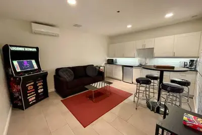 Image de Gamer's Lounge! Arcade, Board Games, King Bed!