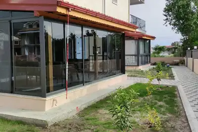 Image de 5min Lake Private Entry Garden House in City Center