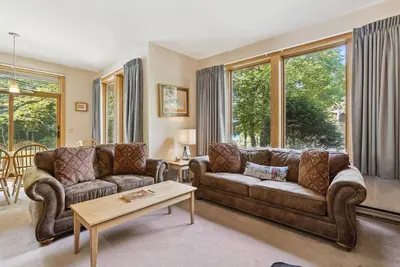 Image de Pleasantly Decorated condo with access to pool and hot tub Highridge C1