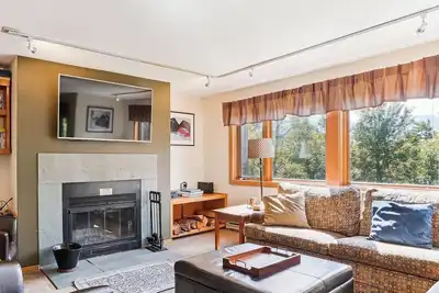 Image de Enjoy This Exquisite Three-Bedroom, Three-Bathroom Highridge Condo A16!