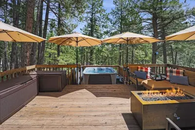 Image de Modern Beauty, Gorgeous Forest View, Hot Tub, A/C, Game Room, Close to Downtown!