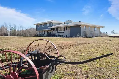Image de Newly Renovated 4 bedroom Mid Century Farmhouse
