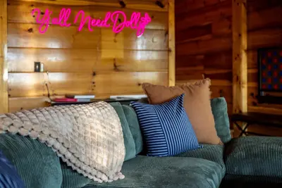 Image de Smoky Mountain Escape with Hot Tub, Outdoor Movie Screen & Kids’ Cabin Bunk Room