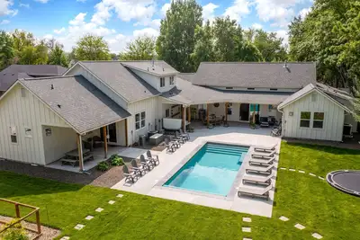 Image de 5br Farmhouse w/ Hot Tub, Seasonally Heated Pool & Huge Yard