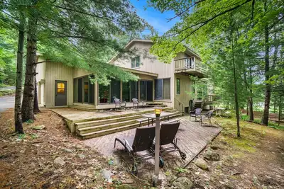 Image de Secluded home with three kitchens, vaulted ceilings, washer/dryer, & patios