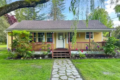 Image de The Willow Tree Bungalow ~ Backyard ~ Office