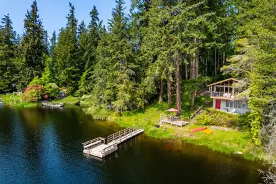 Goss Lake Getaway by AvantStay | Lakefront Escape