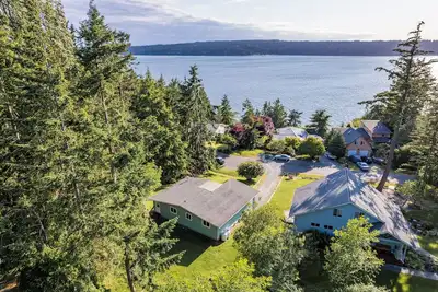 Image de Wolf Beach Cottage by AvantStay | Harbor Views