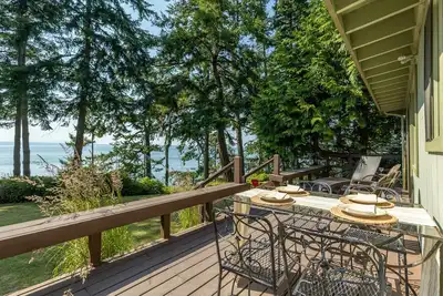 Image de Mutiny Bay Waterfront Cabin by AvantStay | Views