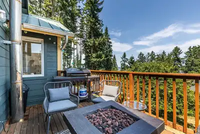 Seaside Getaway by AvantStay | Deck w/ Views