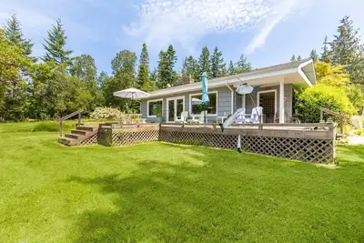 Image de Comfy Coastal Cottage by AvantStay | Mountain View