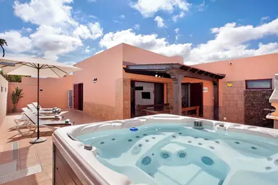 Image de Villa Malva : Jacuzzi privé, ping-pong & détente à Corralejo
