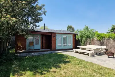 Image de Caban Cwtch - Log fire, pool table, fire pit, Bbq, hot tub cinema: Dog friendly