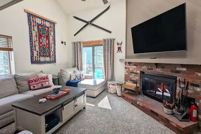 Cozy Slopeside Condo - Sleeps 10