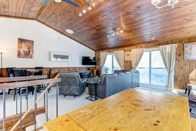 Image de Spacious home 3 mins to slopes, trails & restaurants. Great for large groups.