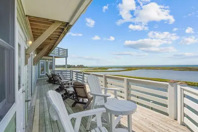 Image de Canalfront Home w/ Private Boat Dock, Sound Access, Pool Table, and Smart TVs