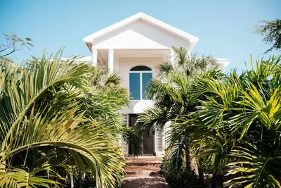 Image de Spacious Family Home, Ocean Views, 5 Mins Walk to Beach, Large Porch, Lap Pool