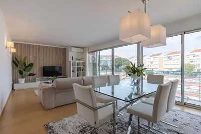 Image de Charm 3bdr Apartment W/Balcony by LovelyStay