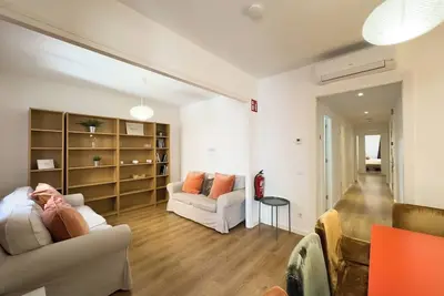 Image de Appartement confortable de 3 chambres à coucher avec terrasse, proche du centre