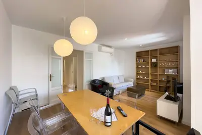 Image de Appartement confortable de 4 chambres à coucher à quelques minutes du centre