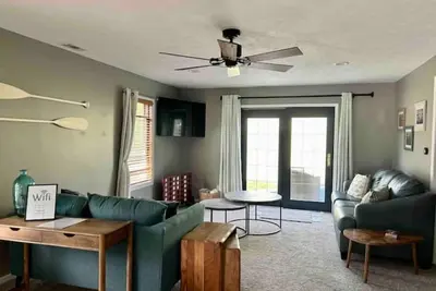 Image de Cozy Lakeside Cottage for Families and Fun Seekers. Game room - Large Soaker Tub