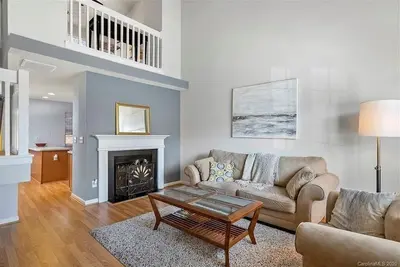 Image de Beautiful and Cozy Townhome in the heart of thriving University Area.