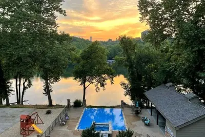 Image de Branson Lakefront Gem:\nNo Stairs/3 King beds\n5 Minutes to Downtown Attractions