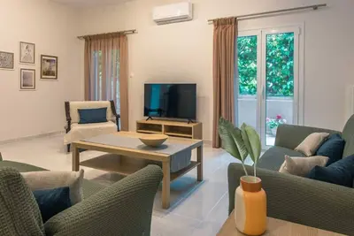 Image de Coastal Getaway: Roomy Beachside Apartment!