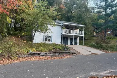 Image de Located on Beautiful north-end of Long Lake, right in the Narrows!