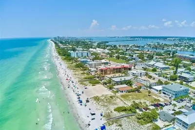 Image de Emerald Coast - 3 Mins to Beach! ! Free Parking, Luxury King Beds, Office Space