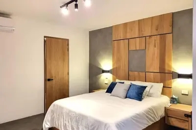 Image de New Beautiful Renovation! Perfect Location! A/C, Washer/Dryer, Fast internet!