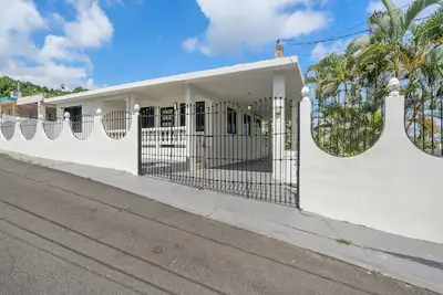 Image de Minutes from Luquillo Beaches, Kiosks, El Yunque, Ziplining, Trails & more!