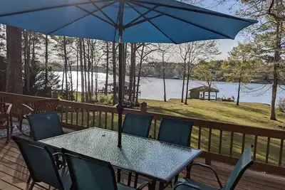 Image de 5 Bdrm, Amazing Sunsets, deck, flat yard, dock, boathouse, beach, kayaks. . . \n