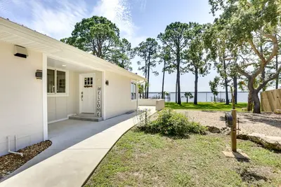 Image de Private Beach + Dock: Waterfront Panacea Retreat!