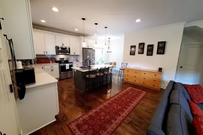 Image de Bright new house, Great Location, 4 Beds, 3. 5 bath