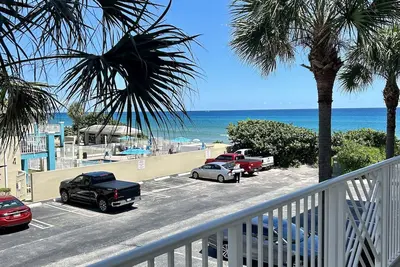 Image de Large, beautiful, beachfront condominium available for 23/24 season.