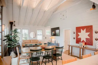 Image de New- Designer, 3/3 cottage, fenced yard d'town one street off Main