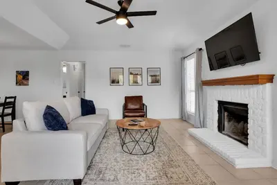 Image de 10 minutes from the Stockyards! Remodeled home close to all Fort Worth offers!