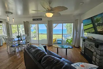 Image de Tree-Top Lake-Front Cottage