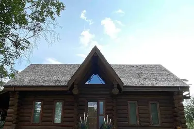 Image de The Lodge--Unique log home on the banks of the river