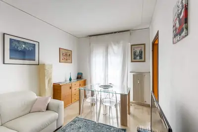 Image de Bright apartment of 64 sqm located on the first floor of a building with lift (one step to access), can accommodate up to 4 people. The accommodation is located in a great location: in a few minutes walk you can reach Mestre center and with 15 min (tram)